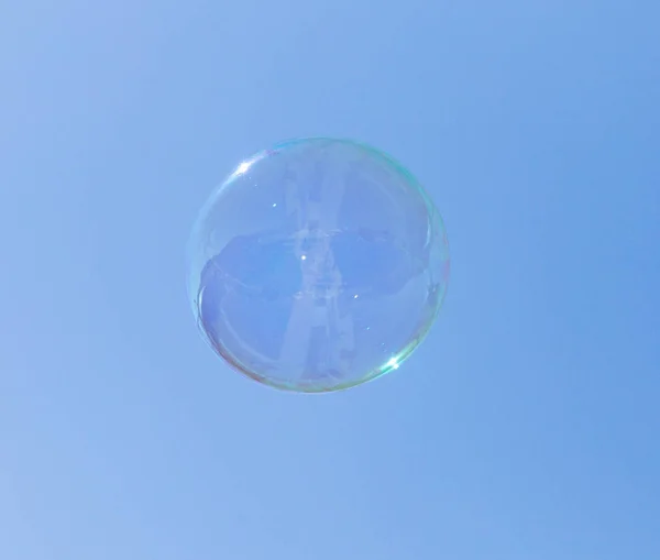 Bublina na modré obloze — Stock fotografie