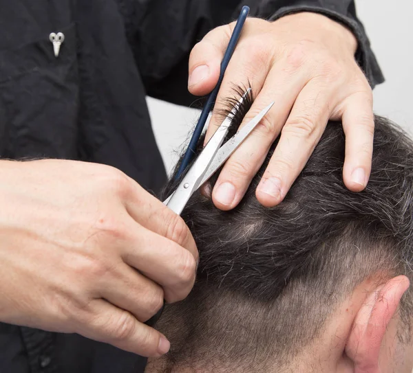 Coiffeur coupe hommes coupe de cheveux — Photo