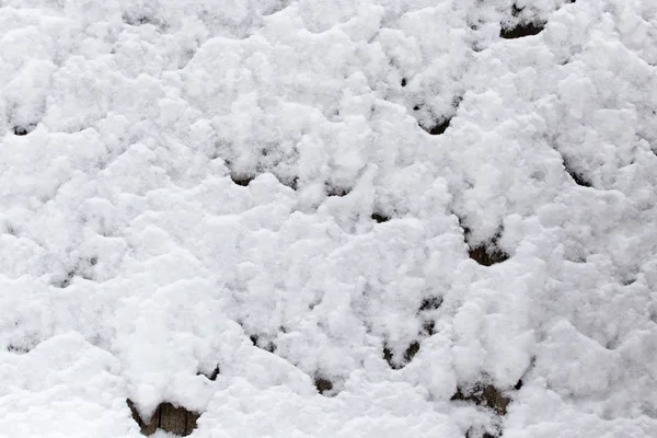 Снег на деревянном заборе как фон — стоковое фото
