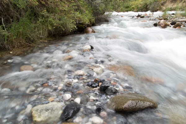 Berg rivier in de natuur — Stockfoto