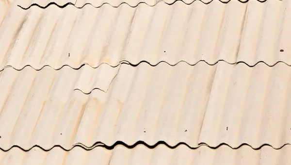 배경으로 오래 된 슬레이트 지붕 — 스톡 사진