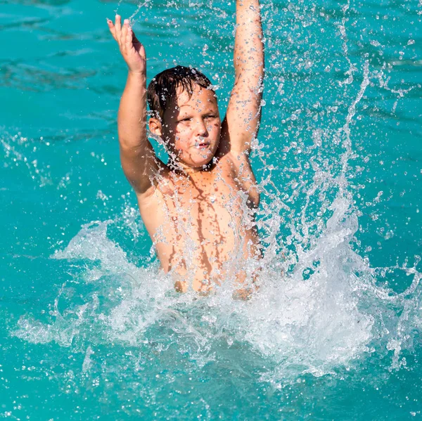 Chico nada con un chapoteo en el parque acuático — Foto de Stock