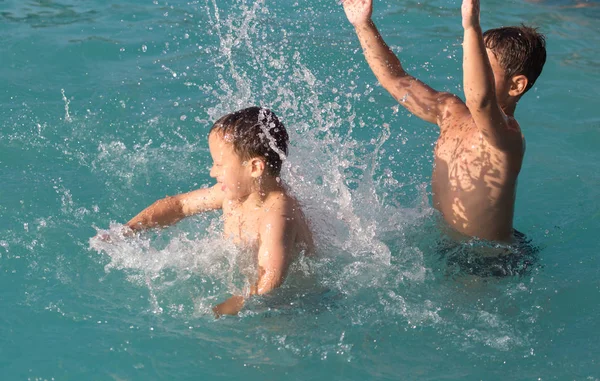 Dos chicos bañándose en el parque acuático — Foto de Stock