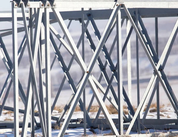 Struktura metalowa na śniegu w zimie — Zdjęcie stockowe