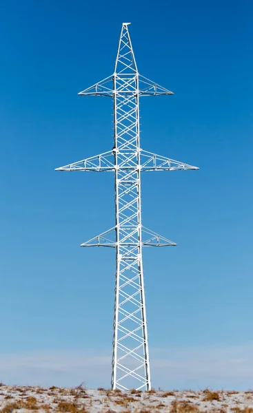 Electric pole i naturen på vintern — Stockfoto