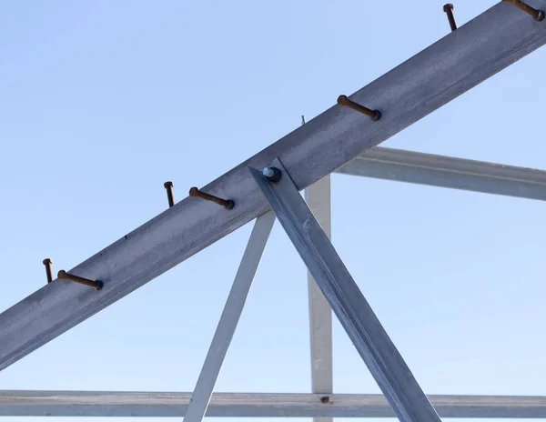 Construcción metálica sobre un fondo de cielo azul — Foto de Stock