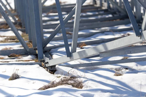 Metalen structuur in de sneeuw in de winter — Stockfoto