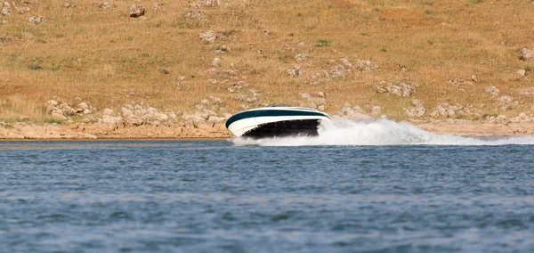 Boot drijft op de meer snelheid — Stockfoto