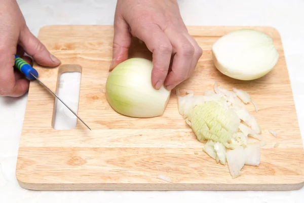 Cook hackad lök i styrelsen — Stockfoto