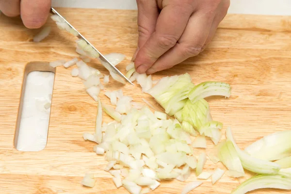 Cuocere la cipolla tritata sulla tavola — Foto Stock