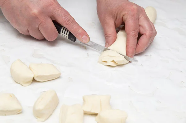 Шеф-повар режет тесто — стоковое фото