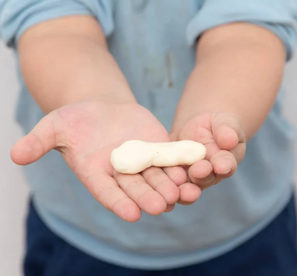 Ragazzo con le mani nella pasta — Foto Stock