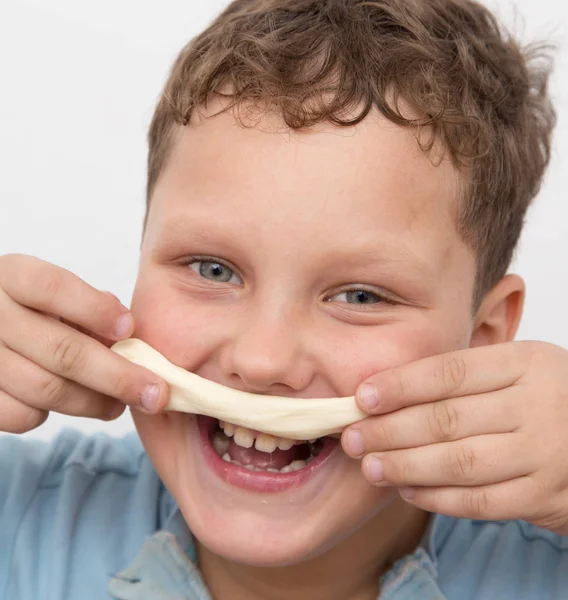 Menino brincando com massa — Fotografia de Stock