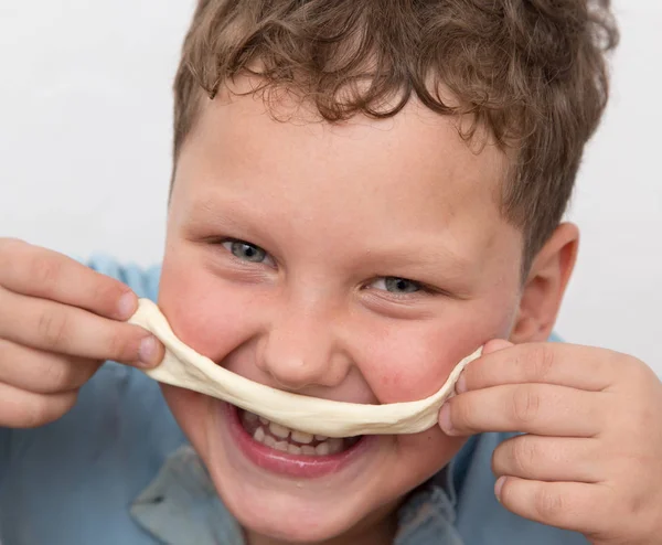 Menino brincando com massa — Fotografia de Stock