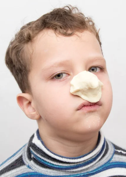 Chico con una prueba en la nariz — Foto de Stock
