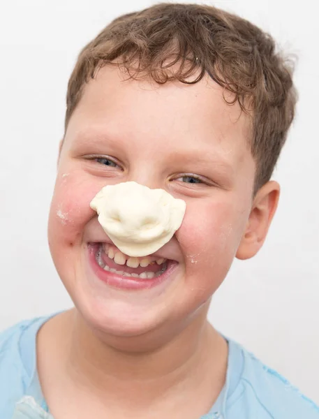 鼻の上のテストを持つ少年 — ストック写真