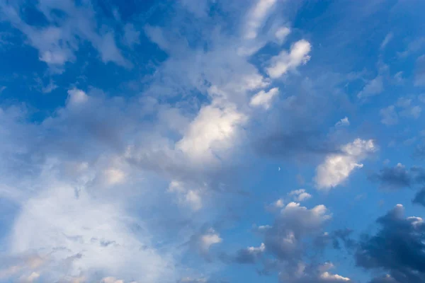 Nuvens no céu azul como fundo — Fotografia de Stock