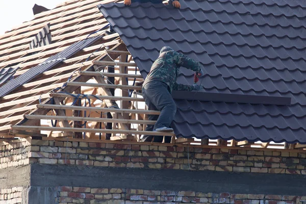 Pracowników pracujących na dachu — Zdjęcie stockowe