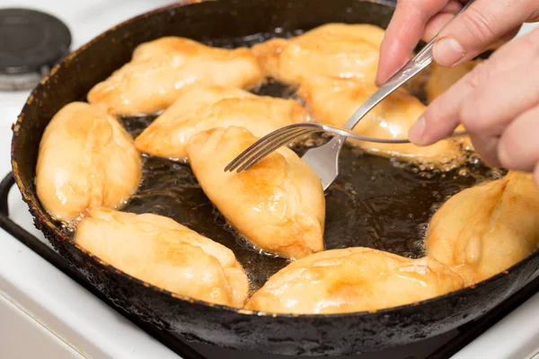 Las empanadas se fríen en la cacerola — Foto de Stock