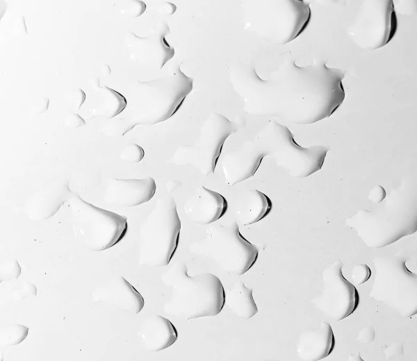 Gouttes d'eau sur fond blanc — Photo