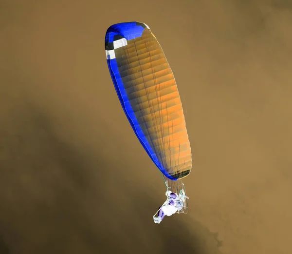 Fallskärm på himlen i inversion — Stockfoto