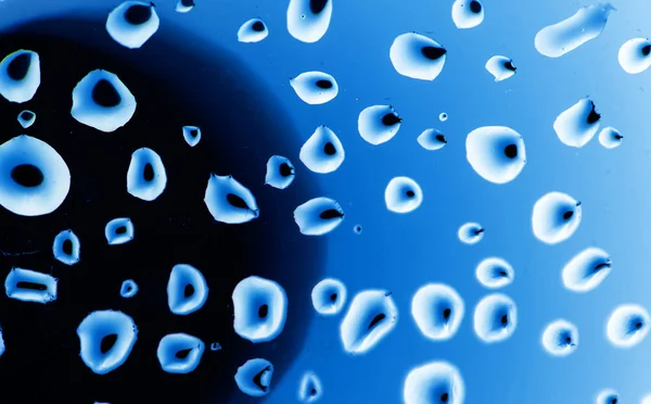 Gouttes d'eau sur fond bleu — Photo