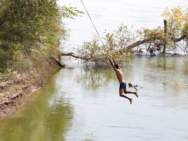 Man op de bungee op de rivier — Stockfoto