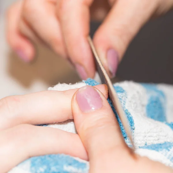 Manucure professionnelle dans un salon de beauté — Photo