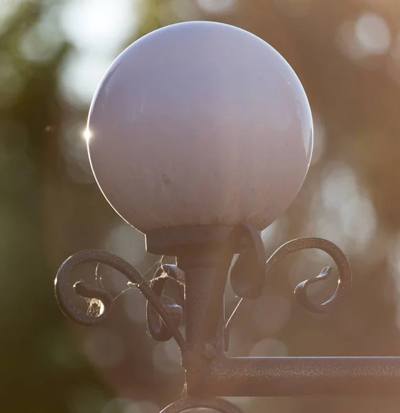 Vit lampa på lampan i parken — Stockfoto
