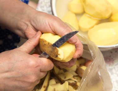 Şef peeling patates