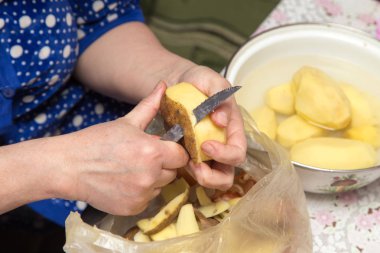 Şef peeling patates