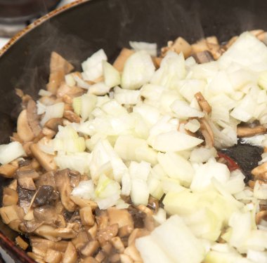 bir tavada kızartılmış mantar