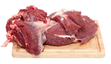 beyaz zemin üzerinde bir gemide et