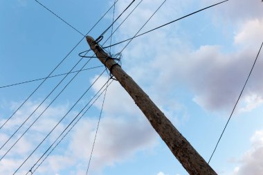 Gece gökyüzünün arka planında elektrik direği
