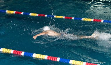Çocuk havuza spor için giriyor.