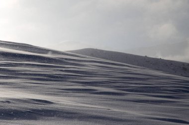Şafak güneş karlı dağlarda
