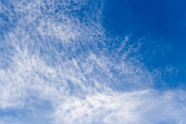 Arka planda mavi gökyüzündeki bulutlar