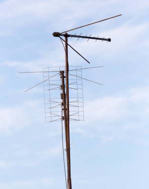 Gökyüzü arkaplanındaki TV anteniName