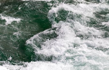 arka plan olarak fırtınalı okyanus su