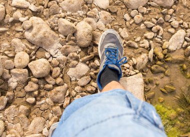 ayak yerdeki adam taş