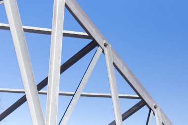 Mavi gökyüzünün arka planında metal yapı