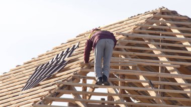 işçilerin çatıda çalışma