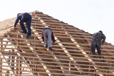 işçilerin çatıda çalışma