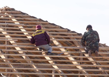 işçilerin çatıda çalışma