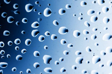 Mavi arkaplanda su damlaları