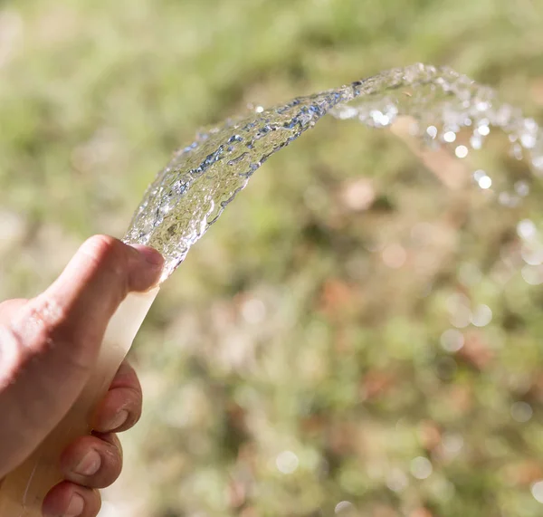 Water uit de slang buitenshuis — Stockfoto