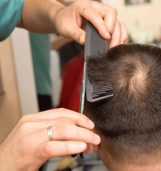 Mens haircut at the beauty salon — Stock Photo, Image