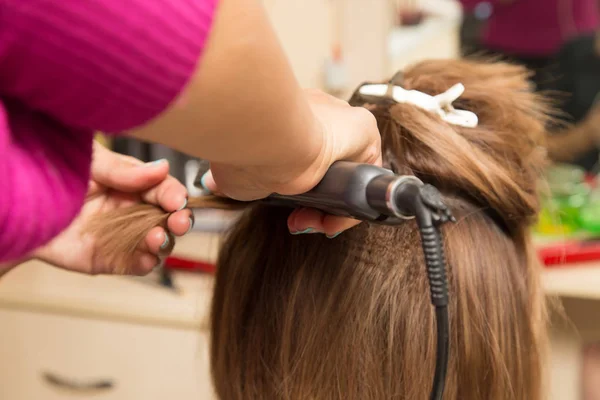 Hair styling in a beauty salon — Stock Photo, Image
