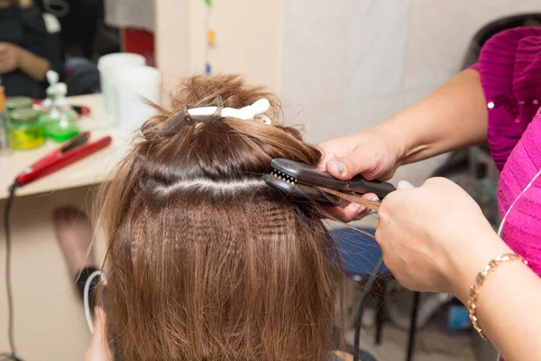 Стиль волос в салоне красоты — стоковое фото