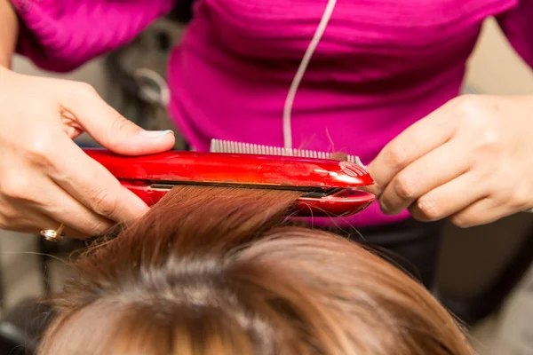 Hair styling in a beauty salon — Stock Photo, Image